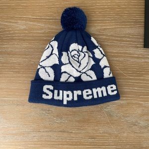 Supreme beanie blue white roses